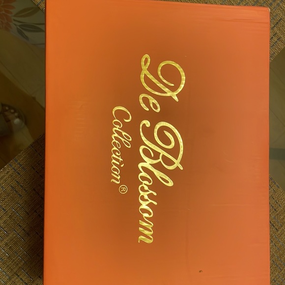 De blossom pearl bedazzled pumps - Picture 5 of 6